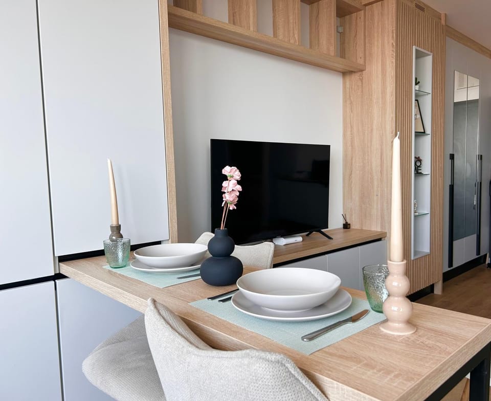 Communal lounge/ TV room, TV and multimedia, Living room, Seating area, Dining area