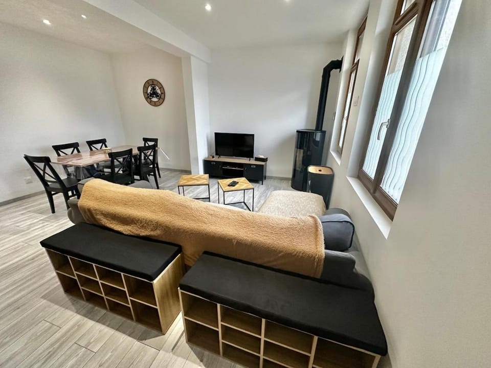 TV and multimedia, Living room, Dining area