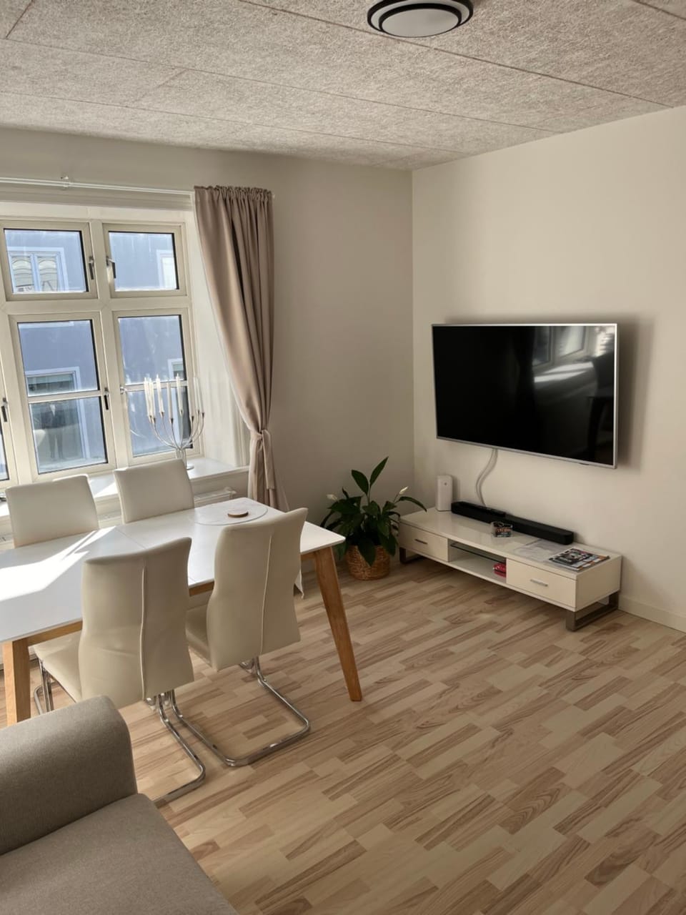 TV and multimedia, Living room, Seating area, Dining area, Evening entertainment