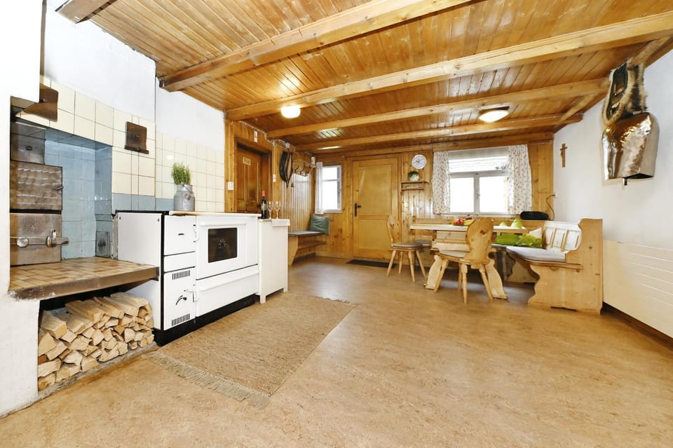 Kitchen or kitchenette, Dining area, oven