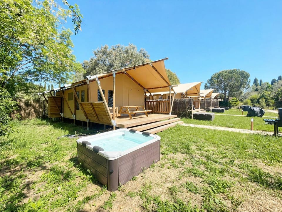 Property building, Hot Tub