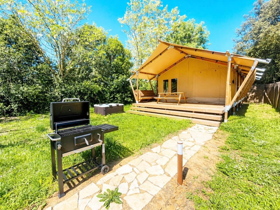 Property building, Facade/entrance, Hot Tub