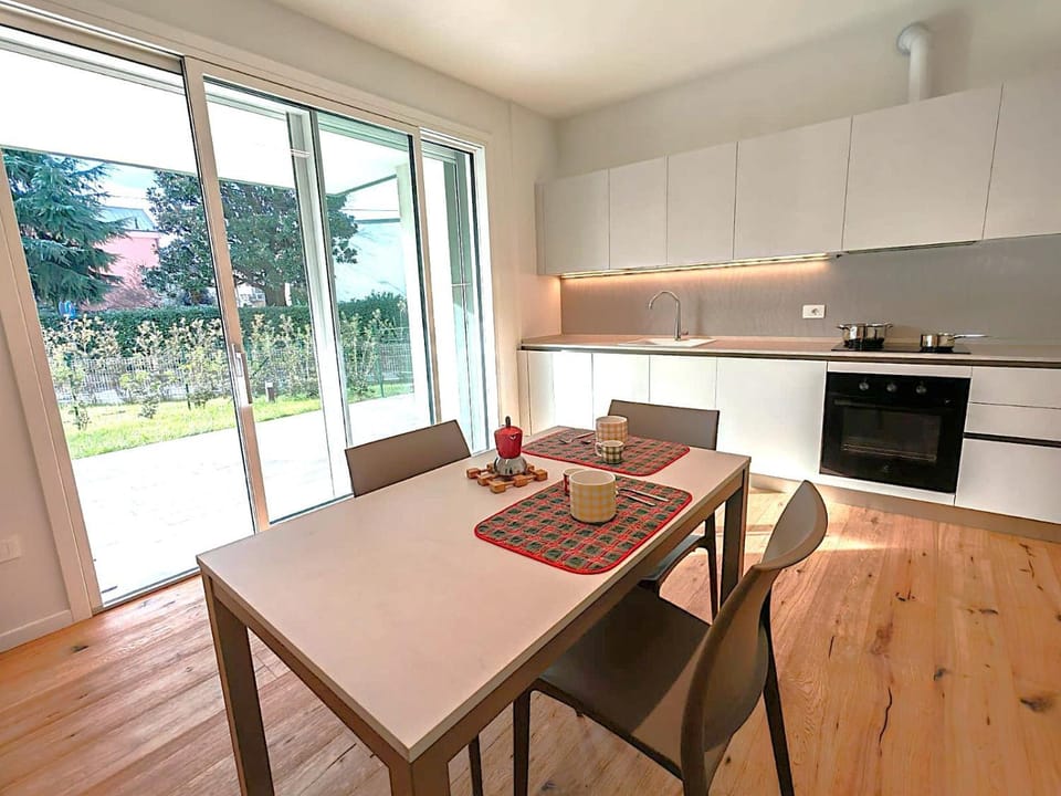 Kitchen or kitchenette, dishwasher, stove