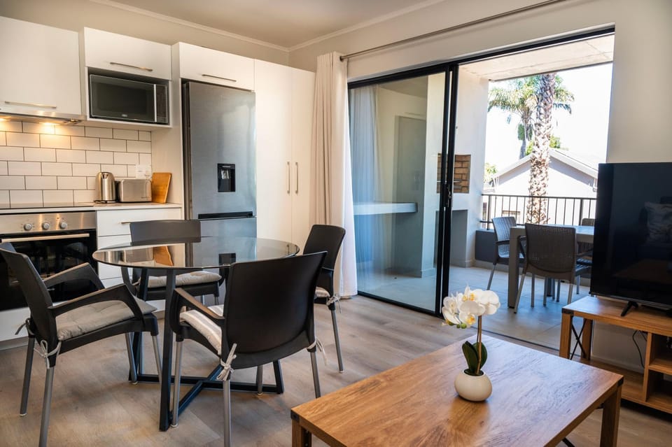 Balcony/Terrace, Kitchen or kitchenette, Dining area