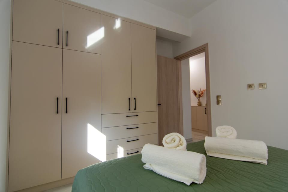 Bed, Bedroom, towels, wardrobe