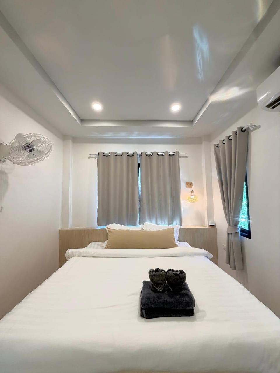 Bed, Bedroom, towels, air conditioner