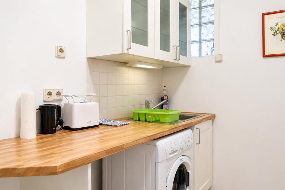 Coffee/tea facilities, Kitchen or kitchenette, oven, stove, toaster, washing machine