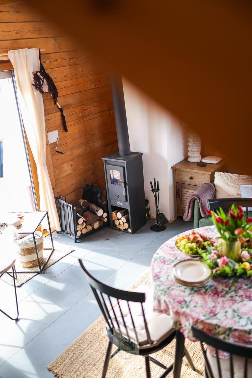 Kitchen or kitchenette, Living room, Seating area, Dining area