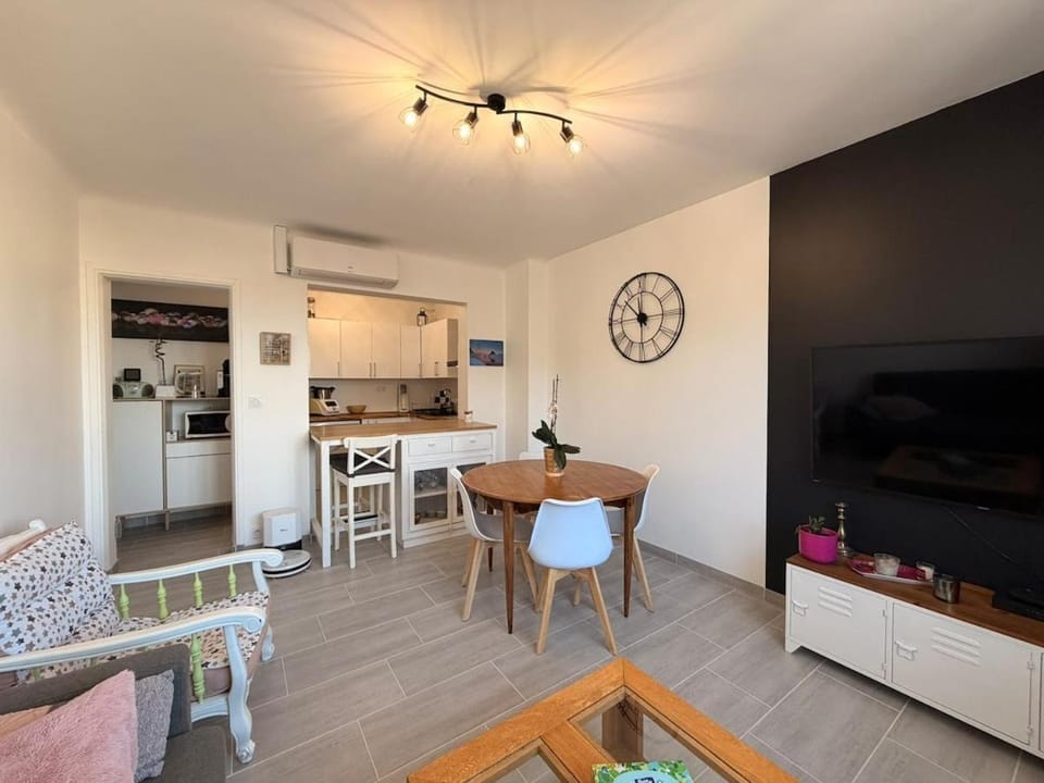 Living room, Dining area
