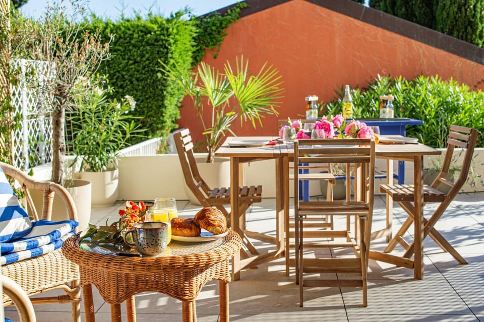 Patio, Garden, Living room, Seating area, Dining area, Garden view