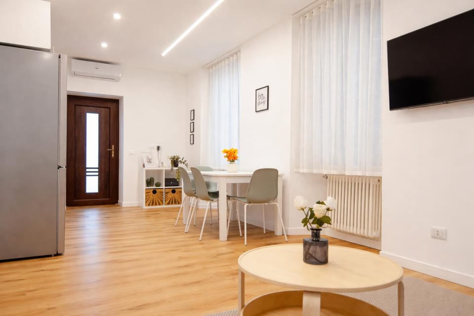 TV and multimedia, Living room, Seating area, air conditioner
