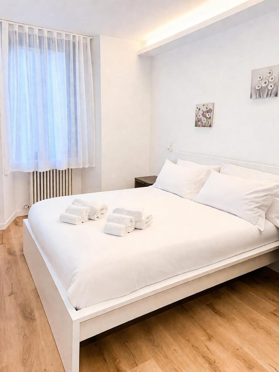 Bed, Photo of the whole room, towels