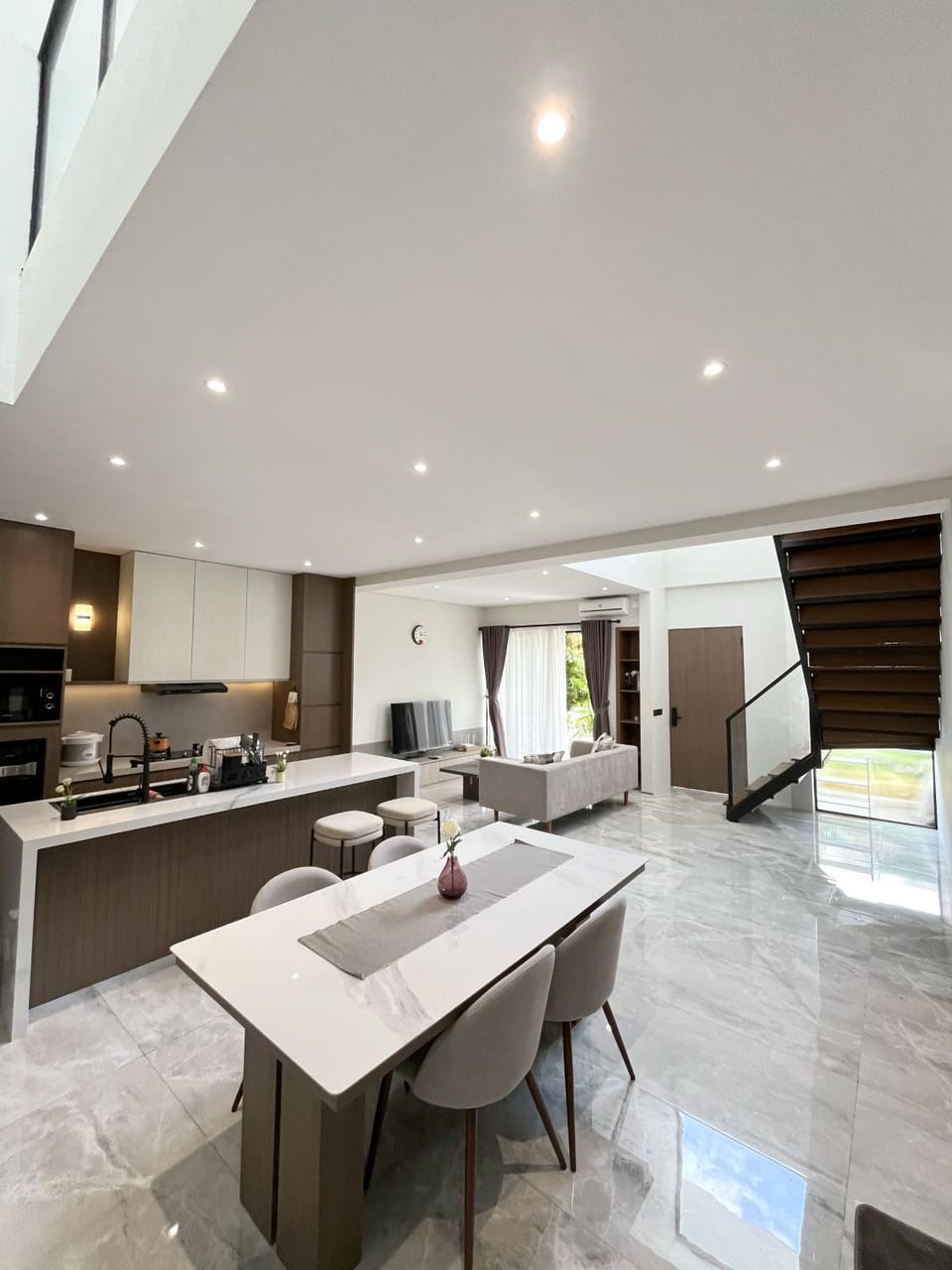 Kitchen or kitchenette, Living room, Seating area, Dining area