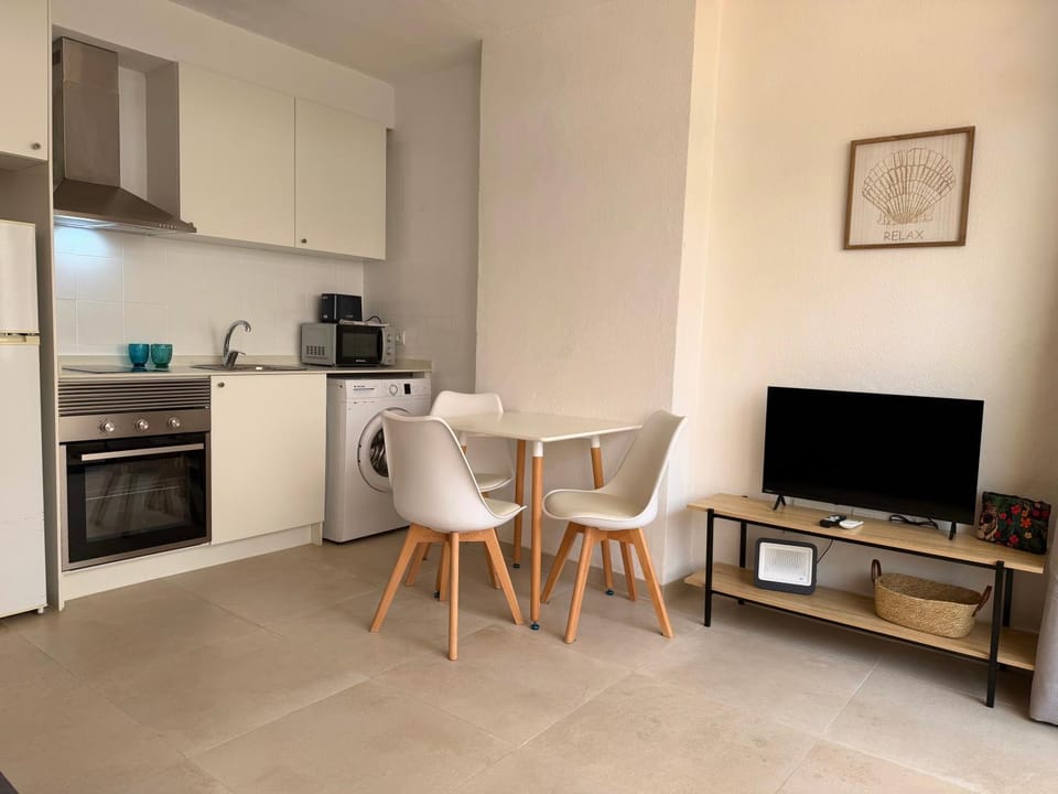 Kitchen or kitchenette, Living room, stove