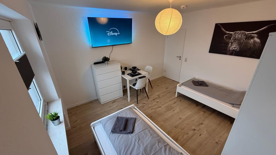 Bed, TV and multimedia, Photo of the whole room, Bedroom, towels