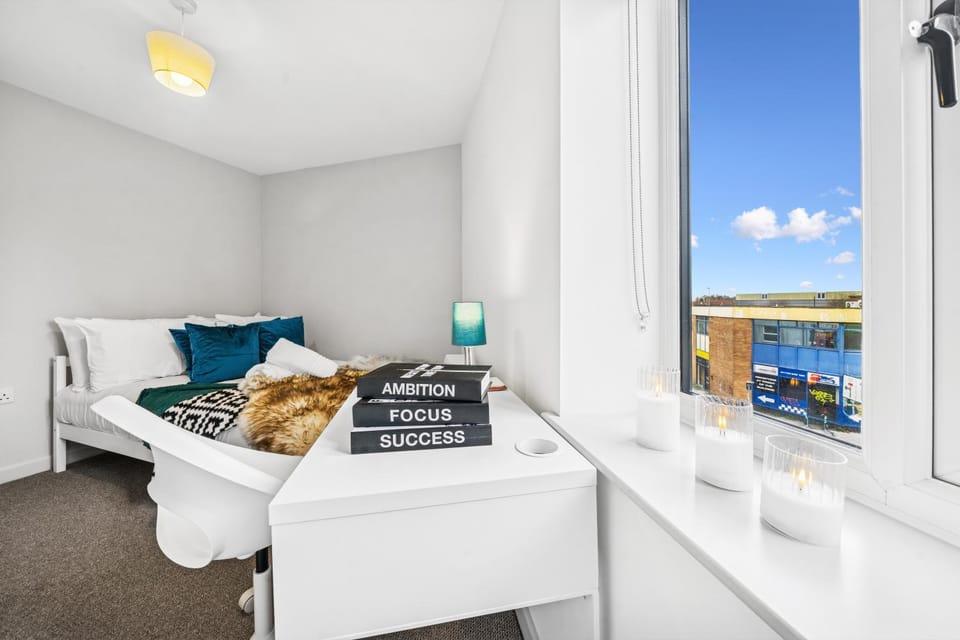 Modern & Cozy Private Double Room - Shared House by AltoLuxo Short Lets & Serviced Accommodation with Free WiFi & Parking Apartment in Bristol