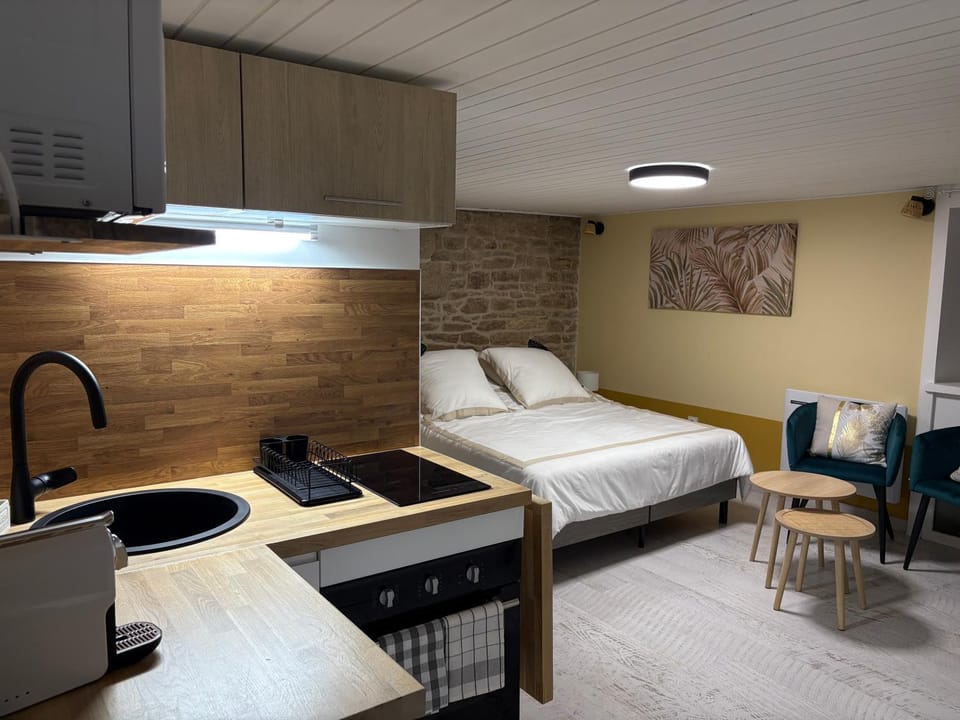 Bed, Kitchen or kitchenette, Photo of the whole room, Bedroom