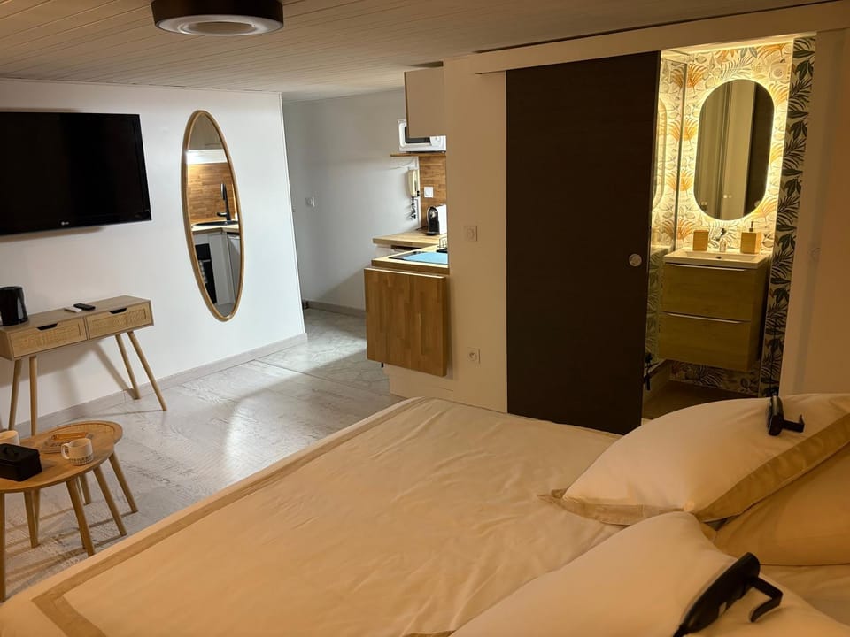 Kitchen or kitchenette, Photo of the whole room, Bedroom