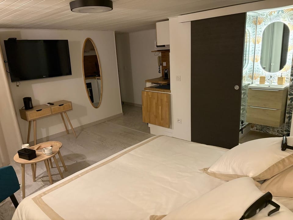 Bed, TV and multimedia, Photo of the whole room, Bedroom, wardrobe