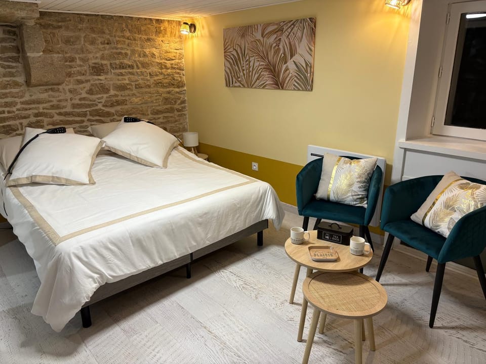 Bed, Living room, Photo of the whole room, Bedroom