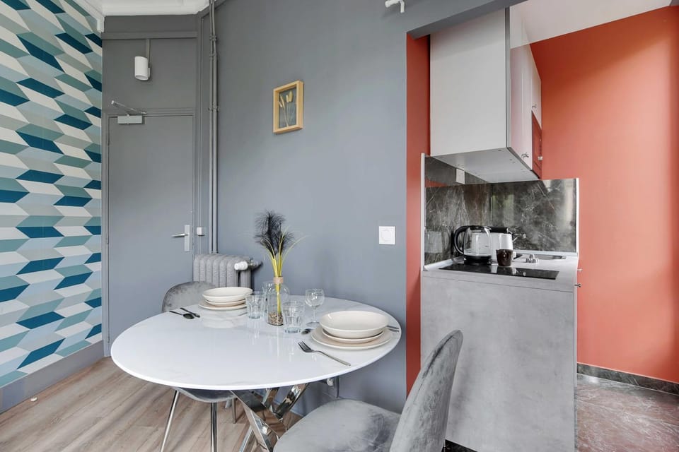 Kitchen or kitchenette, Dining area