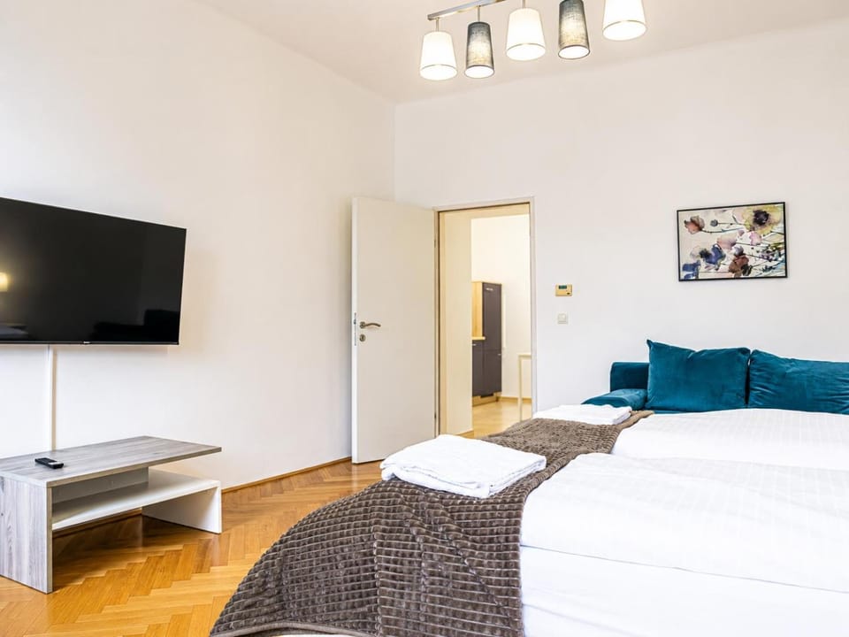 Bed, TV and multimedia, Bedroom