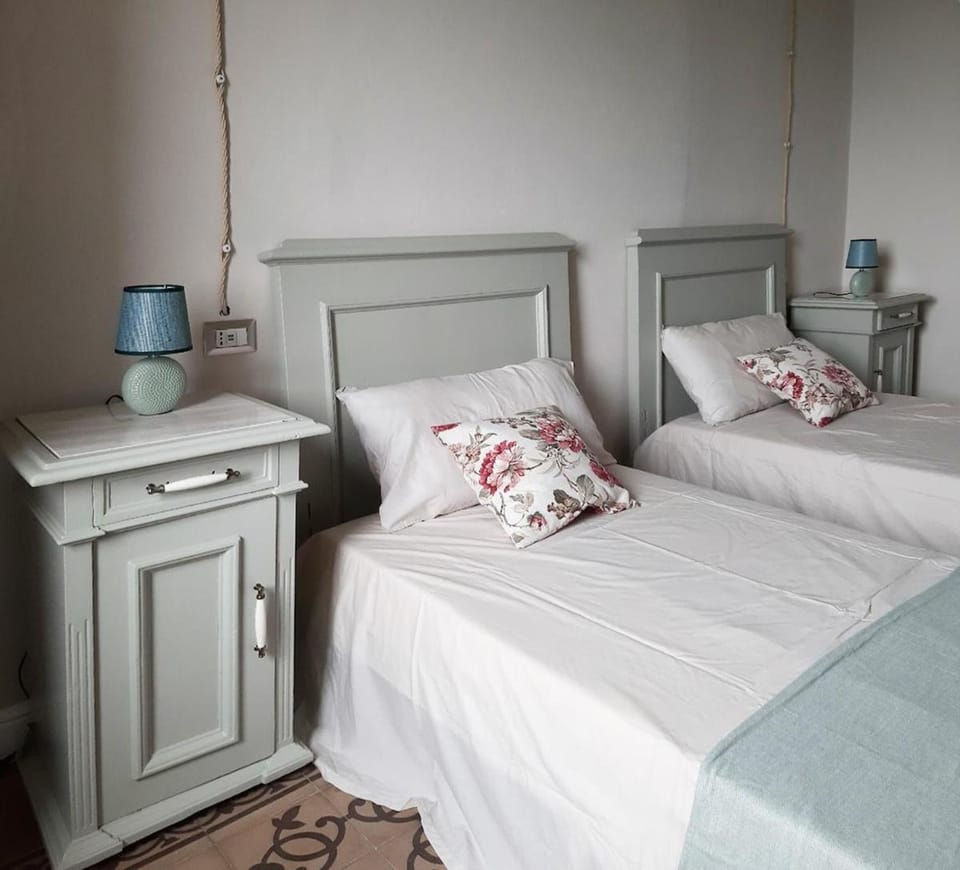 Villa Oreste, 4 bedroom period villa with view House in Como