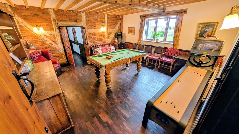 Pritams Gate 7 Bed 4 Bath Barn Conversion with Games Room Dog friendly Near the NEC & BHX House in The Royal Town of Sutton Coldfield
