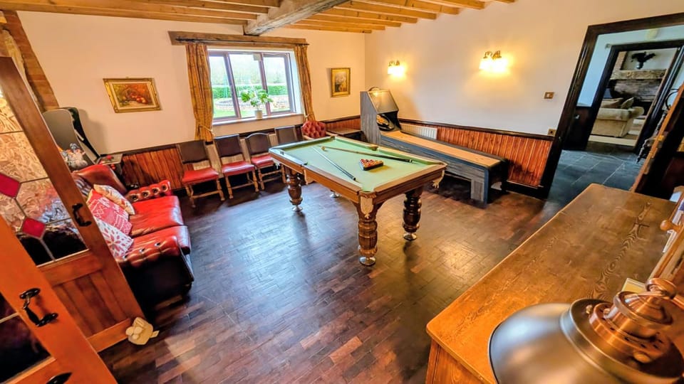 Pritams Gate 7 Bed 4 Bath Barn Conversion with Games Room Dog friendly Near the NEC & BHX House in The Royal Town of Sutton Coldfield