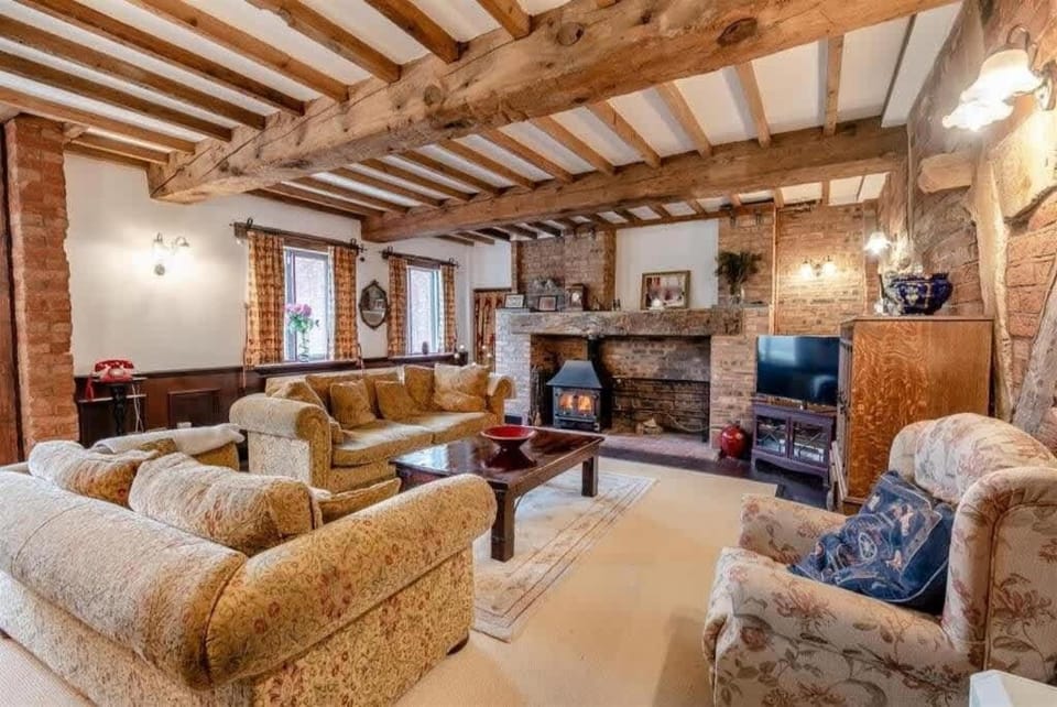 Pritams Gate 7 Bed 4 Bath Barn Conversion with Games Room Dog friendly Near the NEC & BHX House in The Royal Town of Sutton Coldfield