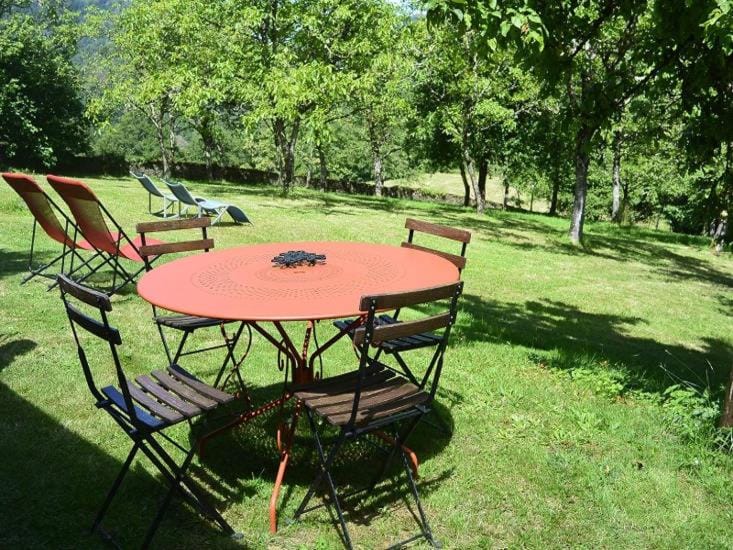 La Soue 4 persoons huisje in walnotenboomgaard House in Auvergne-Rhône-Alpes