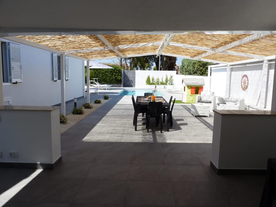 Patio, Kitchen or kitchenette, Seating area