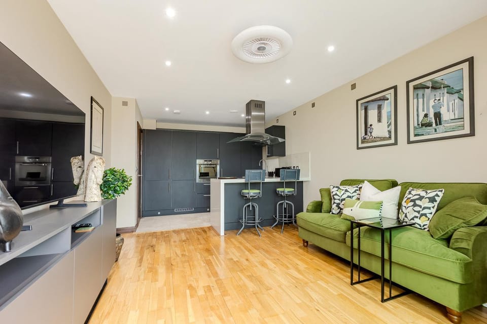 High-End Riverfront 1BR Apt, Prestigious Battersea Apartment in London