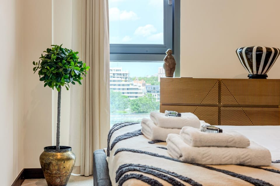 High-End Riverfront 1BR Apt, Prestigious Battersea Apartment in London