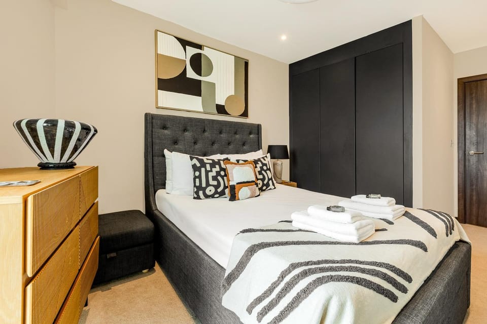 High-End Riverfront 1BR Apt, Prestigious Battersea Apartment in London