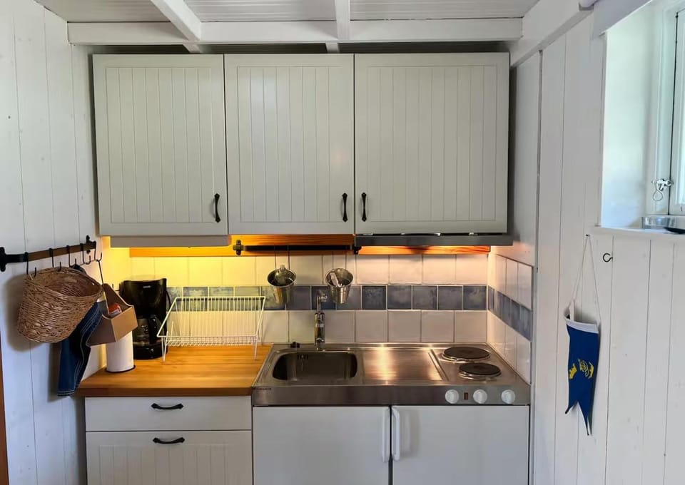 Coffee/tea facilities, Kitchen or kitchenette, stove