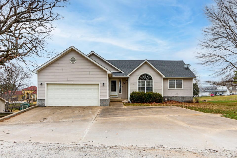 Group Friendly! Waterfront Grand Lake Home w/ Dock House in Ozark Mountains