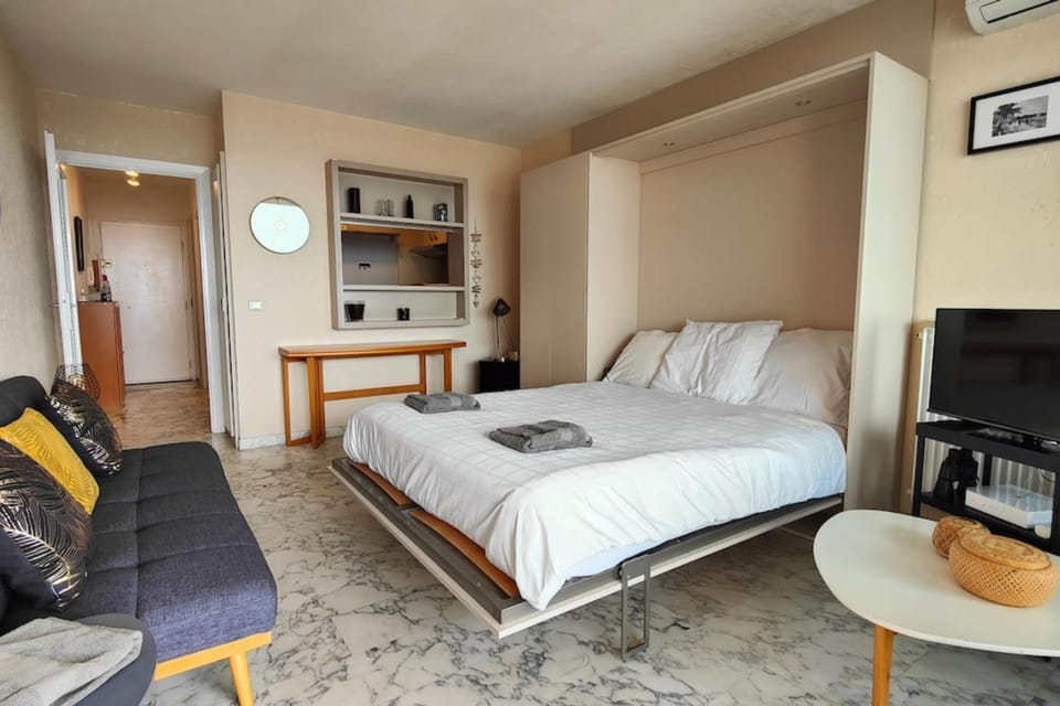 Studio with seafront terrace Apartment in Antibes