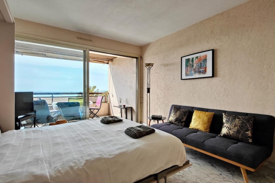 Studio with seafront terrace Apartment in Antibes