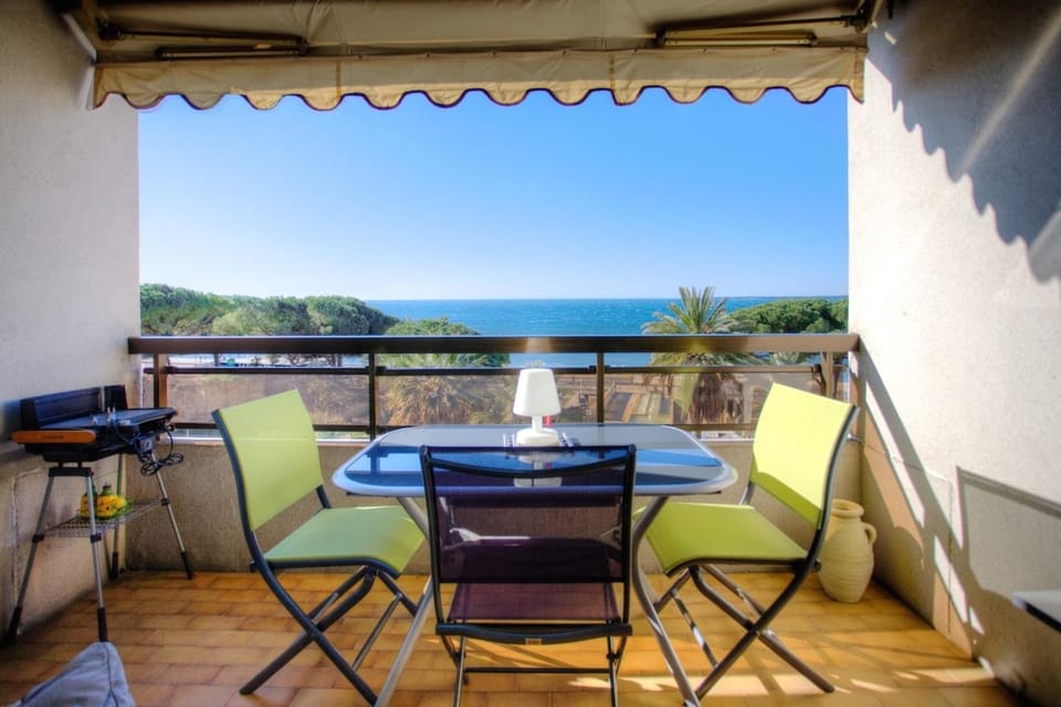 Studio with seafront terrace Apartment in Antibes