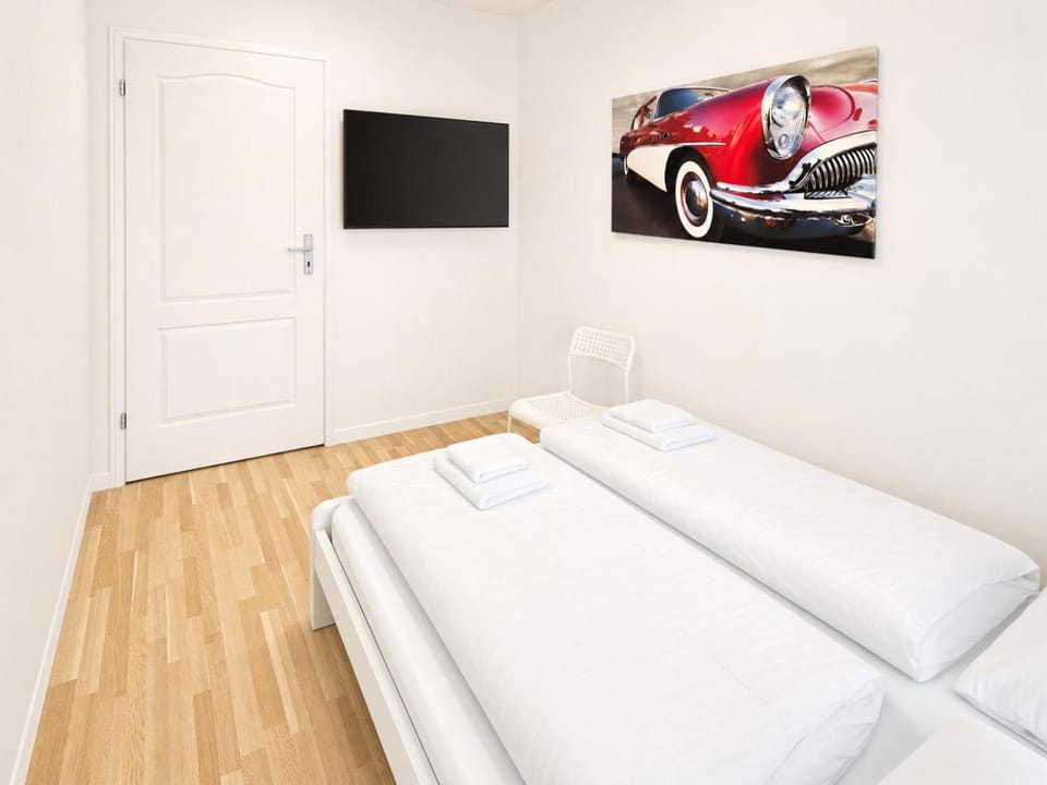 Bed, TV and multimedia, Bedroom