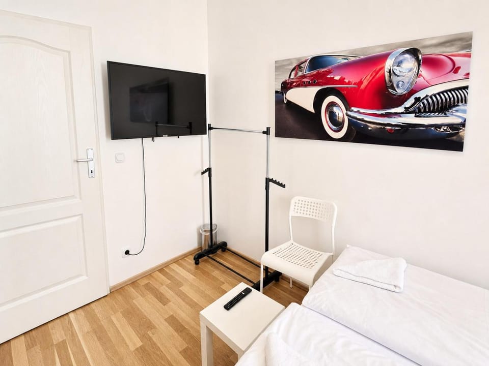 Bed, TV and multimedia, Bedroom