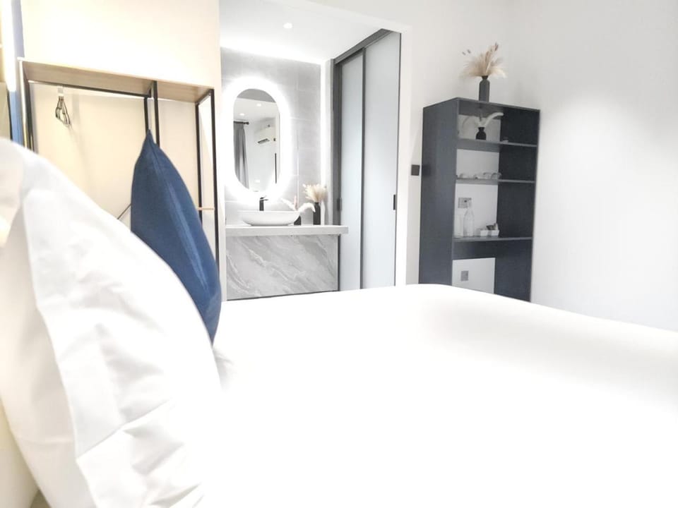 Bed, Bathroom, Photo of the whole room, Bedroom