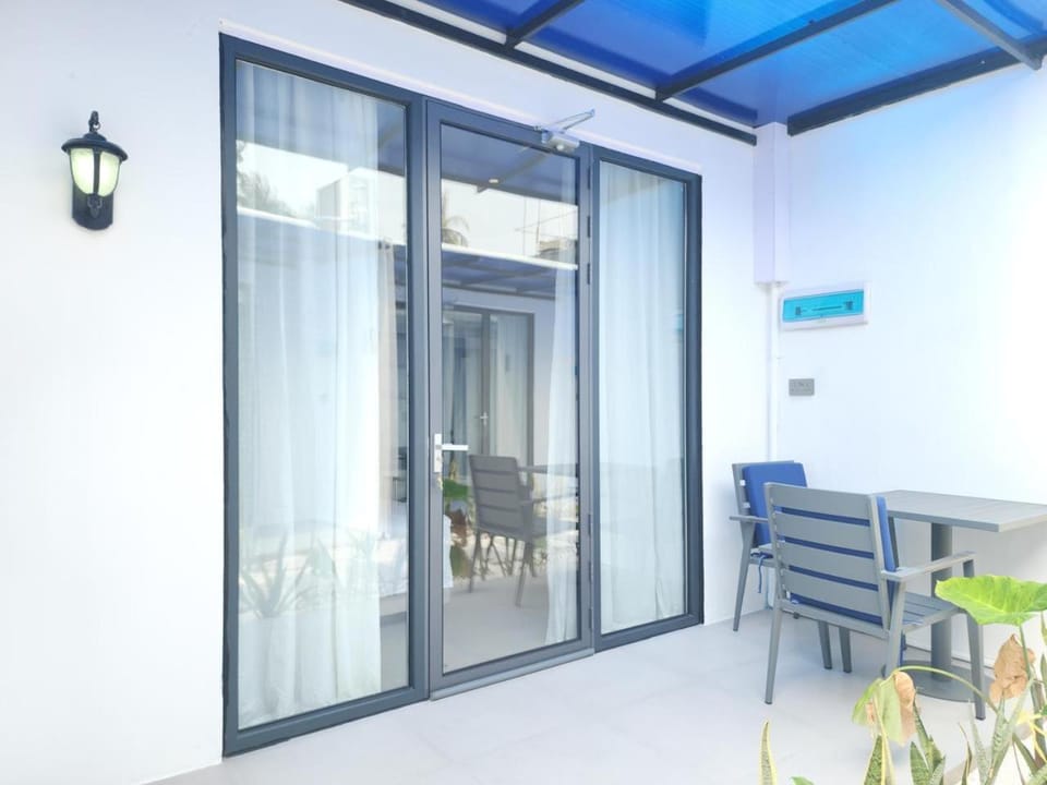 Patio, Seating area, Dining area, Garden view, Breakfast