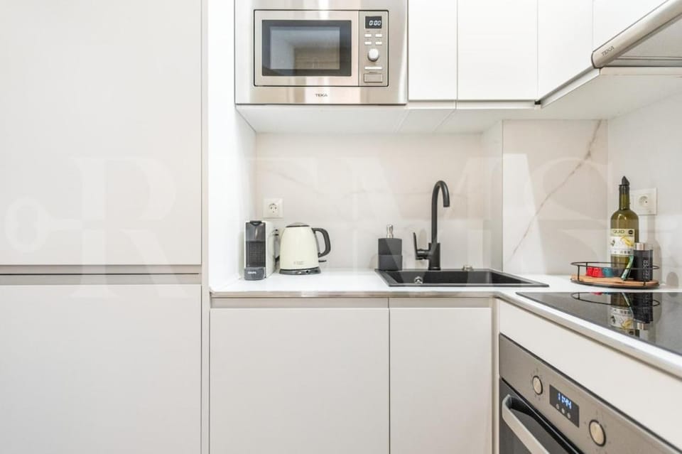 Coffee/tea facilities, Kitchen or kitchenette, oven, stove