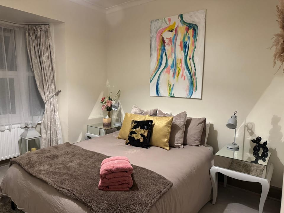 Bed, Photo of the whole room, Bedroom, towels