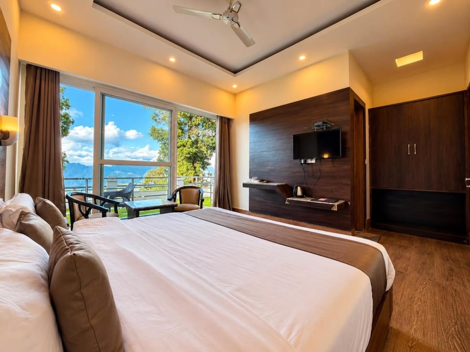 Communal lounge/ TV room, Bed, Natural landscape, TV and multimedia, Photo of the whole room, Evening entertainment, Bedroom, Lake view, River view, Sea view, fireplace, hair dresser