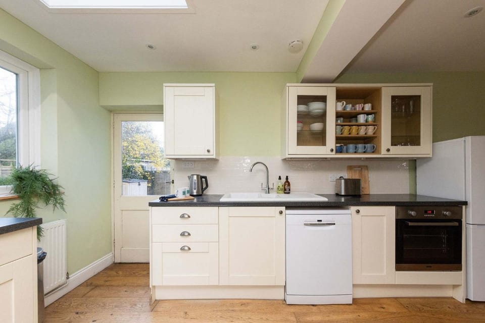 Kitchen or kitchenette, dishwasher, oven, toaster