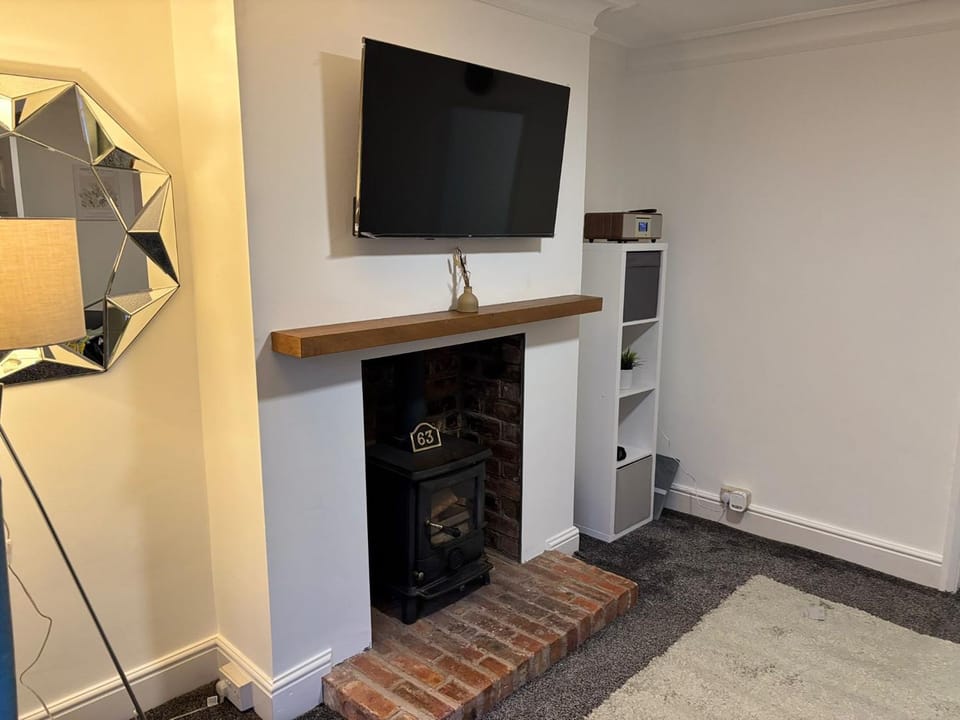 Communal lounge/ TV room, TV and multimedia, flat iron