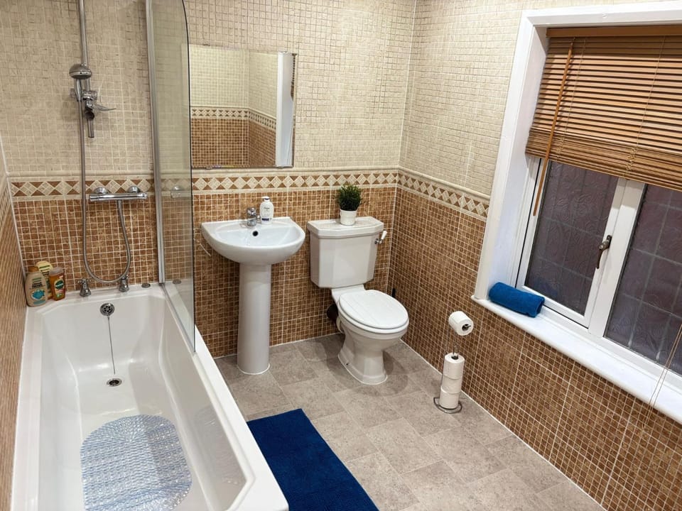 Shower, Toilet, Bathroom, Bath, bidet, towels